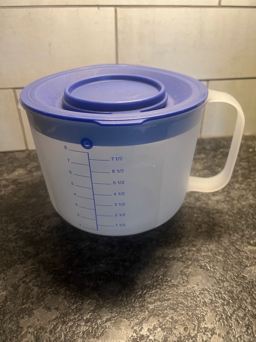 Tupperware Mix-n- Store blue  Plastic Measuring Pitcher with Lid -